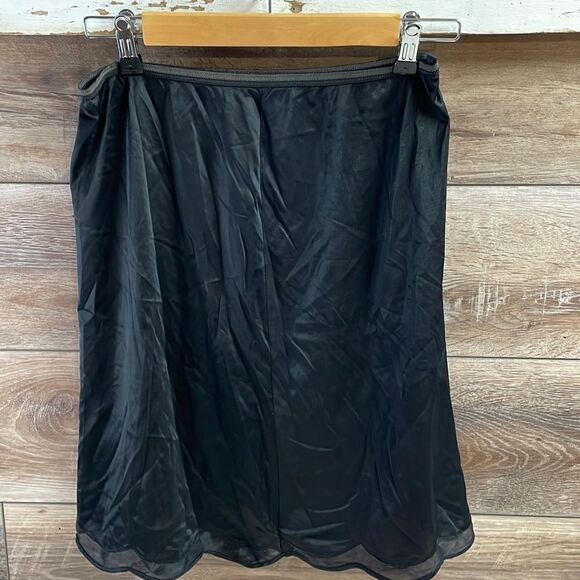 Vanity Fair Vintage Ladies Tricot NylonScalloped Hem Black Half Slip Size Medium - Picture 2 of 5